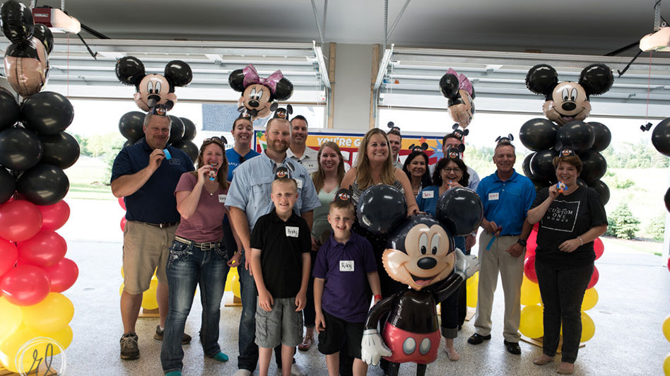 make a wish group with mickey and minnie balloons